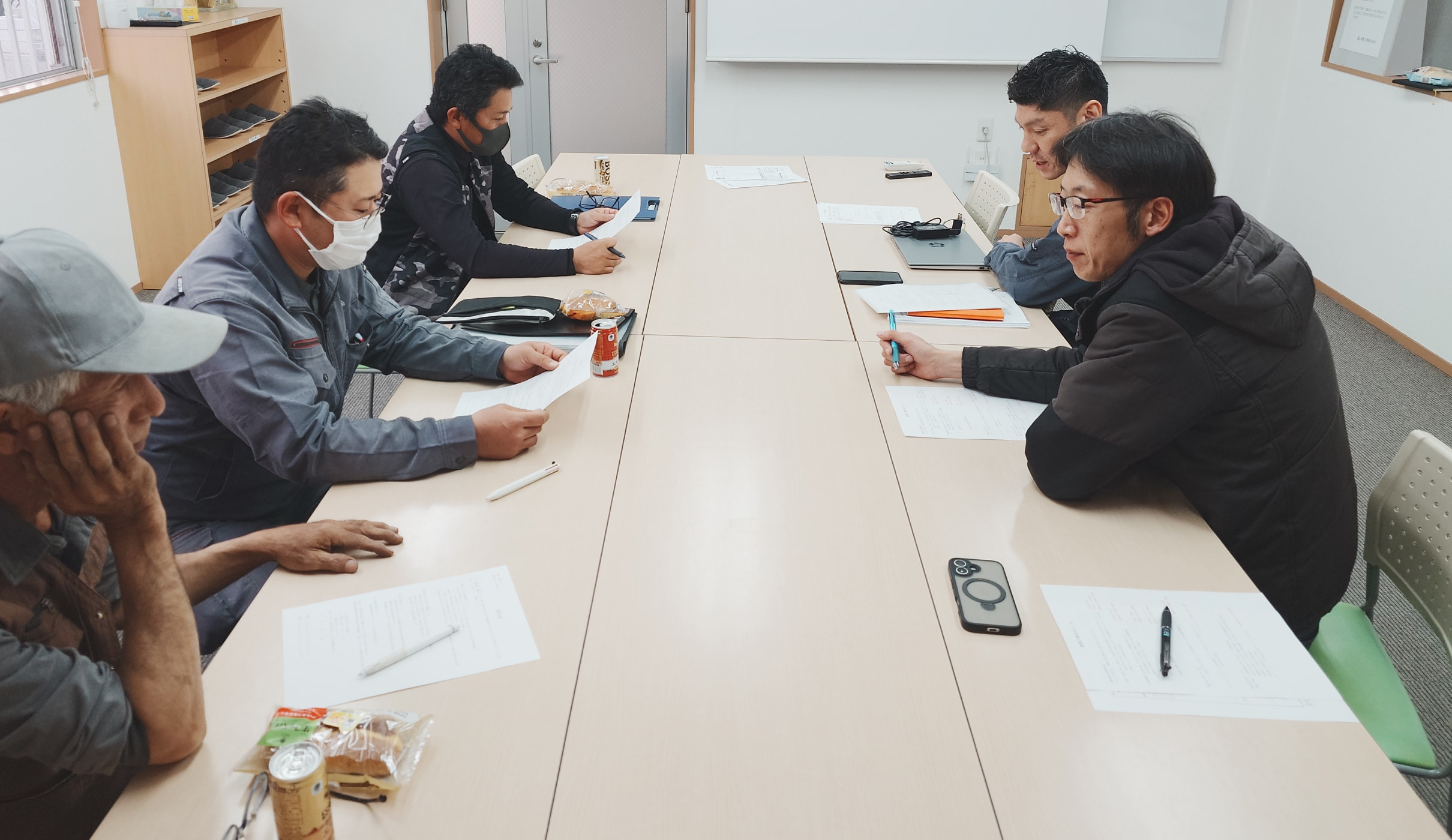 資料を囲んで地盤・基礎について話し合う新都工業のスタッフ